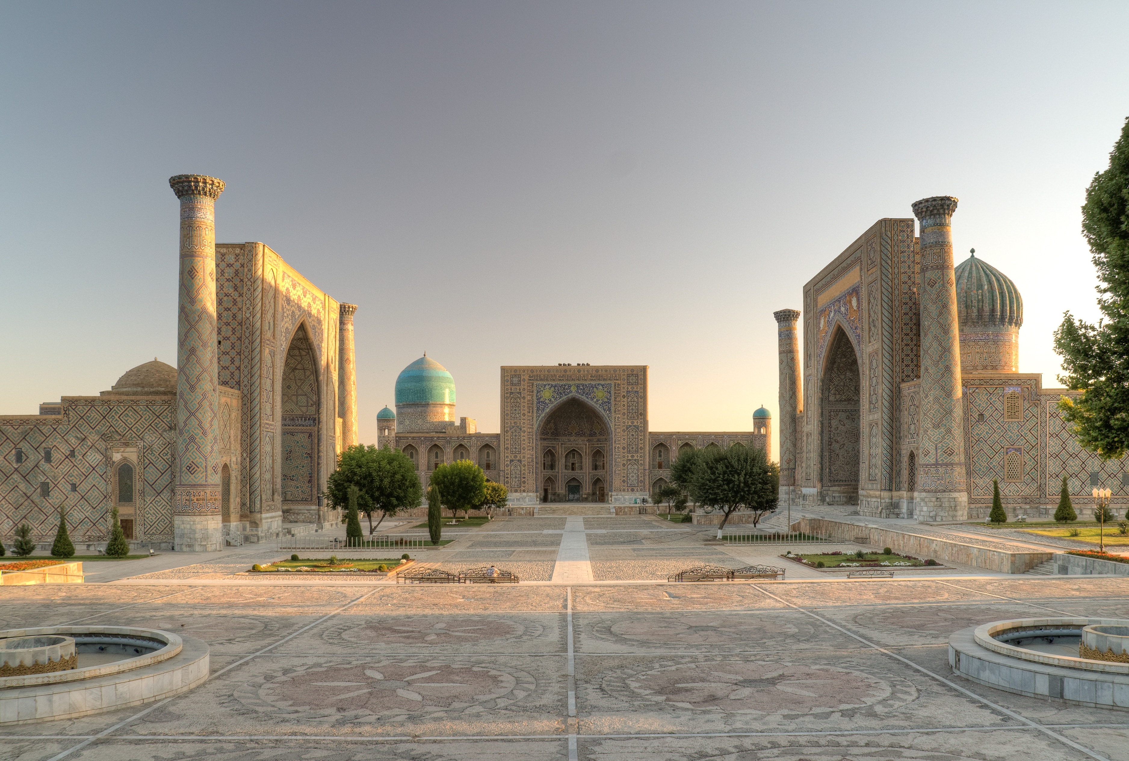 Registan-Platz in Samarkand mit den drei Medresen im Abendlicht.